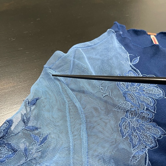 Free People Daniella Embroidered Blue Top Sz Medium - Picture 14 of 16